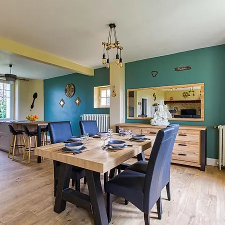 Stunning In With Outdoor Swimming Pool, Wifi And 3 Bedrooms Holiday home Ally (Cantal)