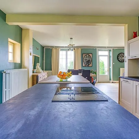 Stunning In With Outdoor Swimming Pool, Wifi And 3 Bedrooms