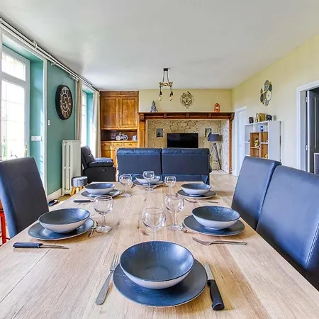 Stunning In With Outdoor Swimming Pool, Wifi And 3 Bedrooms Holiday home *