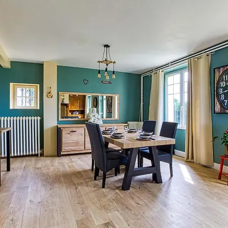 Stunning In With Outdoor Swimming Pool, Wifi And 3 Bedrooms Holiday home