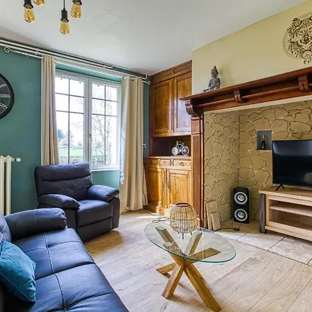 Stunning In With Outdoor Swimming Pool, Wifi And 3 Bedrooms Holiday home *