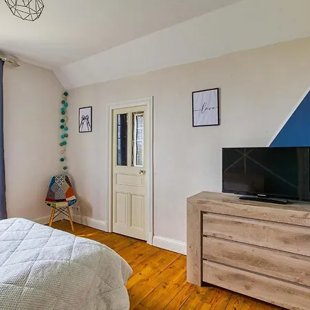 Stunning In With Outdoor Swimming Pool, Wifi And 3 Bedrooms Holiday home *