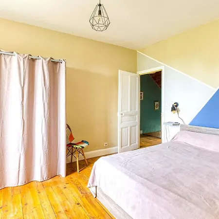 Stunning In With Outdoor Swimming Pool, Wifi And 3 Bedrooms Holiday home Ally (Cantal)