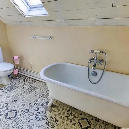Stunning In With Outdoor Swimming Pool, Wifi And 3 Bedrooms *